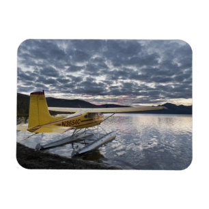 Ein Schwimmflugzeug im landschaftlichen Takahula-S Magnet