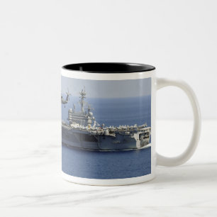 Ein Seahawk-Hubschrauber mit MH-60er Zweifarbige Tasse
