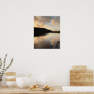 Ein See bei Sonnenuntergang, der den Himmel widers Poster