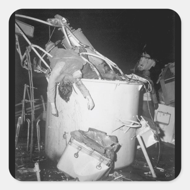 Ein Seefahrer der Küstenwache starb in seiner Schl Quadratischer Aufkleber (Vorderseite)