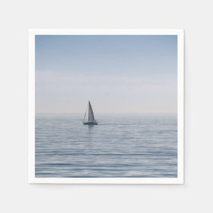 Ein Segelboot auf einem ruhigen Meer Serviette