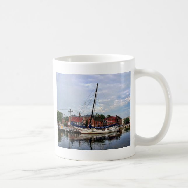 Ein Segelboot in Annapolis-Hafen Tasse (Rechts)