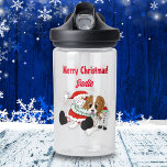 Ein sehr Cavalier König Charles Weihnachtspersonal Trinkflasche<br><div class="desc">Bringen Sie dem hundeliebenden Kind eine Wasserflasche mit unserem Spielzeug vom Weihnachtsmann,  das einen bezaubernden Kavalier König Charles Spaniel umarmt. Personalisieren Sie es mit dem Namen Ihres Kindes für eine besondere Touch!</div>