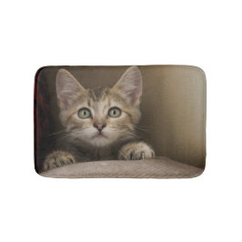Ein sehr süßes Tabby-Kätzchen Badematte