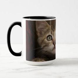 Ein sehr süßes Tabby-Kätzchen Tasse
