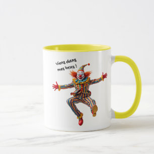 Ein sehr witziger Clown mit einer großen roten Nas Tasse