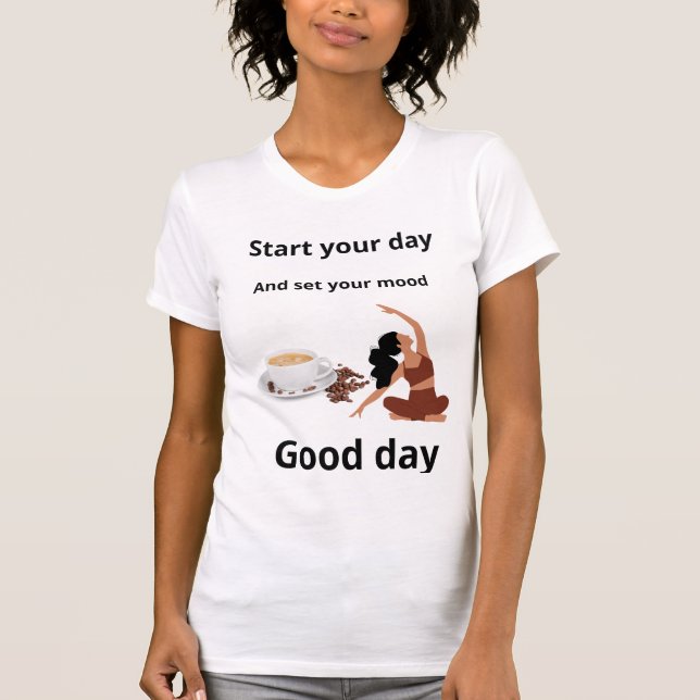 "Ein serenmorgendliches Ritual: Kaffee und Yoga au T-Shirt (Vorderseite)