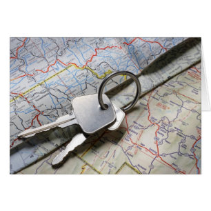 Ein Set Autoschlüssel auf einem Haufen Straßenkart