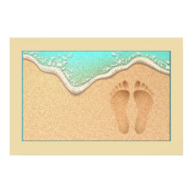 Ein Set Fußabdrücke im Sand