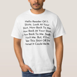 Ein Shirt mit vielen Wörtern auf ihm