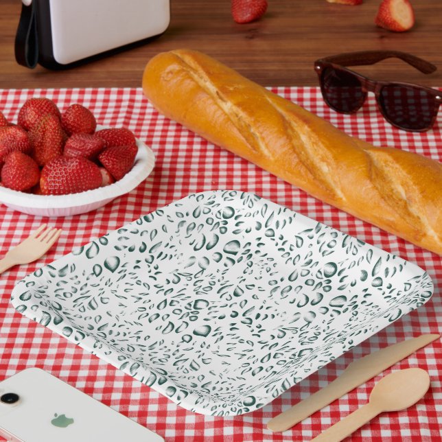 Ein silberner Tropfen spritzt in einen Pool mit we Pappteller (Picknick)