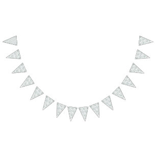 Ein silberner Tropfen spritzt in einen Pool mit we Wimpelkette