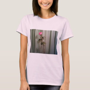 Ein Single mit rosa Rose T-Shirt