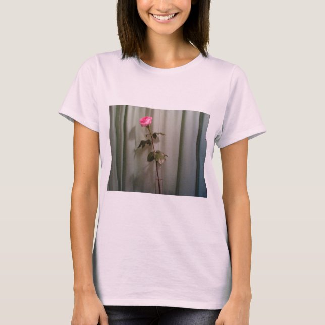 Ein Single mit rosa Rose T-Shirt (Vorderseite)