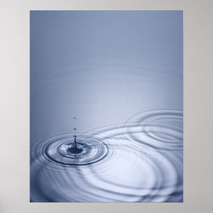 Ein Singletröpfchen des Wassers fallend in eine Poster