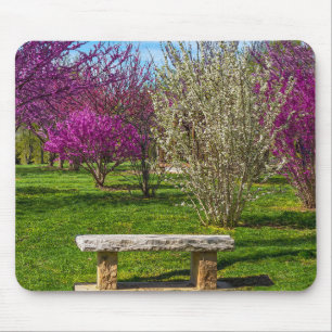 Ein Sitzplatz im Frühling Mousepad