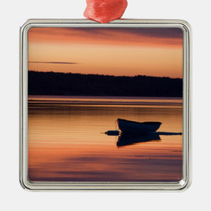 Ein Skiff bei Sonnenaufgang in Eggemoggin Reach in Silbernes Ornament