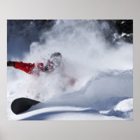 Ein Snowboarder rippt untracktes Pulver ein