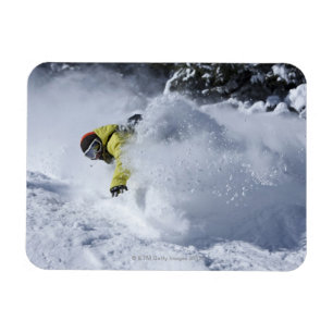 Ein Snowboarder zerreißt untracked Pulverdrehunge Magnet
