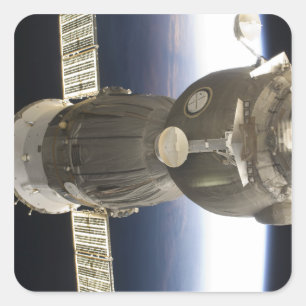 Ein Sojus-Raumfahrzeug, das von der Erde zurückgel Quadratischer Aufkleber
