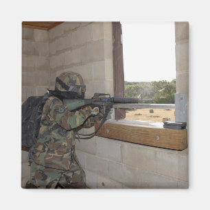 Ein Soldat agiert als Oppositionstruppe Magnet