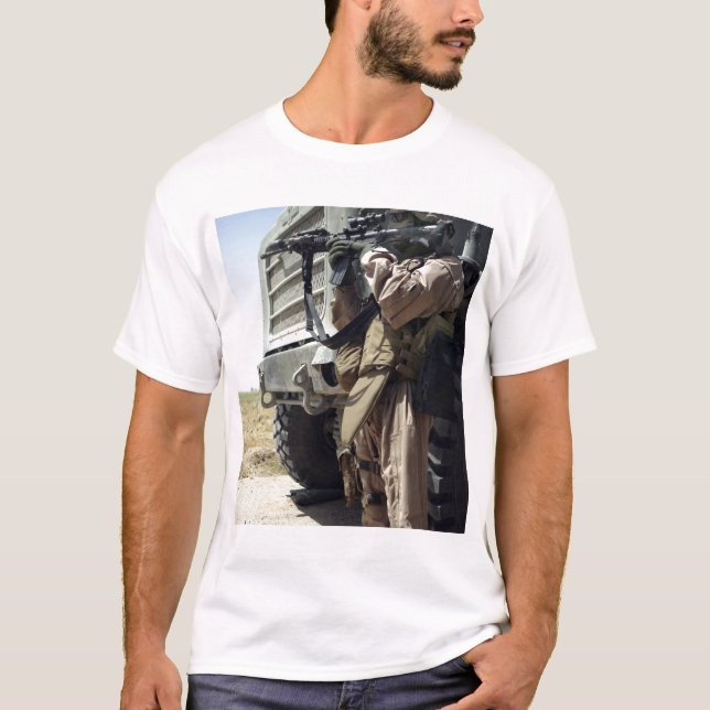 Ein Soldat bietet Sicherheit für Marines T-Shirt (Vorderseite)