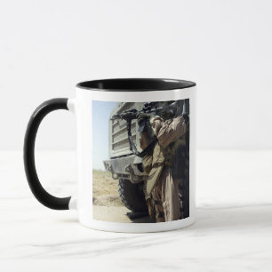 Ein Soldat bietet Sicherheit für Marines Tasse