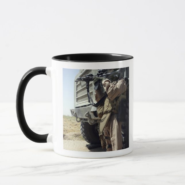 Ein Soldat bietet Sicherheit für Marines Tasse (Links)