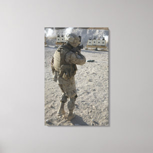 Ein Soldat engagiert sich sein Ziel auf einem Leinwanddruck