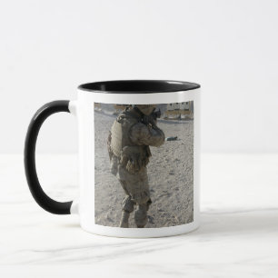 Ein Soldat engagiert sich sein Ziel auf einem Tasse