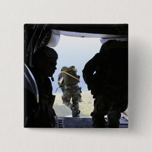 Ein Soldat führt einen Sprung mit statischer Linie Button