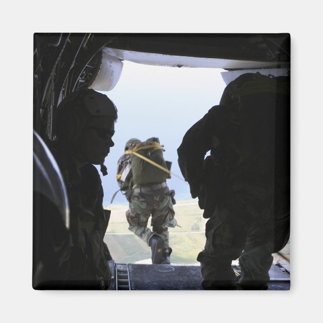 Ein Soldat führt einen Sprung mit statischer Linie Magnet (Vorne)