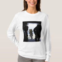 Ein Soldat führt einen Sprung mit statischer Linie