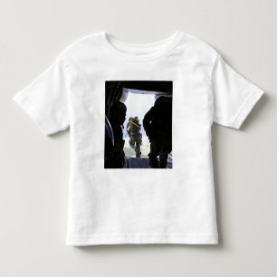 Ein Soldat führt einen StatischLinesprung durch Kleinkind T-shirt