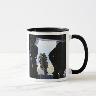Ein Soldat führt einen StatischLinesprung durch Tasse
