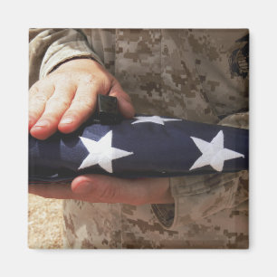 Ein Soldat hält die Flagge der Vereinigten Staaten Magnet