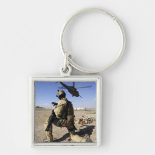 Ein Soldat leitet Sicherheit für ein HH-60 Schlüsselanhänger