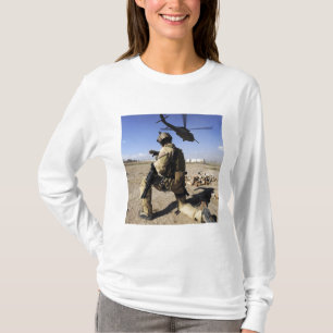 Ein Soldat leitet Sicherheit für ein HH-60 T-Shirt