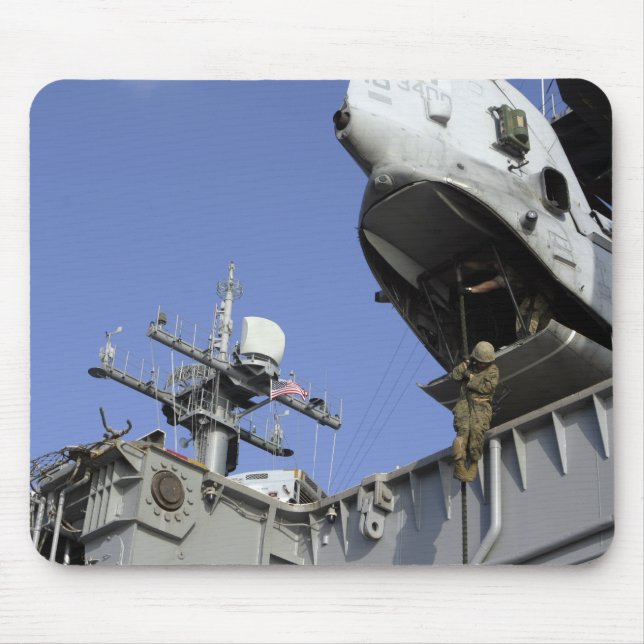 Ein Soldat mit schnellen Seilen Mousepad (Vorne)