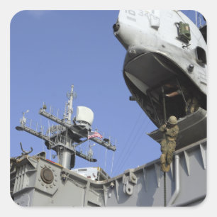 Ein Soldat mit schnellen Seilen Quadratischer Aufkleber