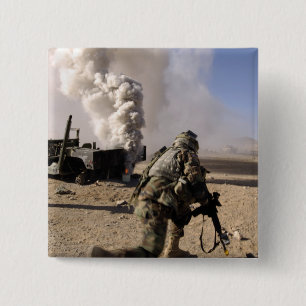 Ein Soldat reagiert auf eine kontrollierte Expo Button