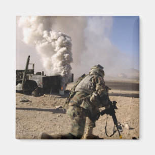 Ein Soldat reagiert auf eine kontrollierte Expo Magnet