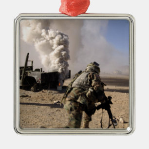 Ein Soldat reagiert auf eine kontrollierte Expo Ornament Aus Metall