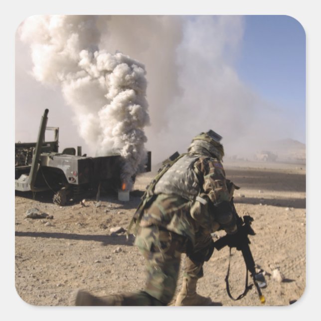 Ein Soldat reagiert auf eine kontrollierte Expo Quadratischer Aufkleber (Vorderseite)