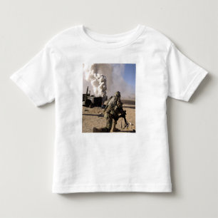 Ein Soldat reagiert zu kontrollierte explos Kleinkind T-shirt