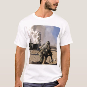 Ein Soldat reagiert zu kontrollierte explos T-Shirt