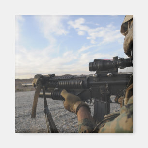 Ein Soldat schaut hinein, um auf ein Ziel zu feuer Magnet