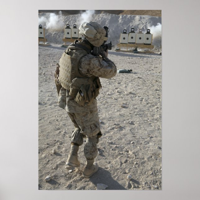 Ein Soldat stellt sein Ziel auf einen Schießstand Poster (Vorne)