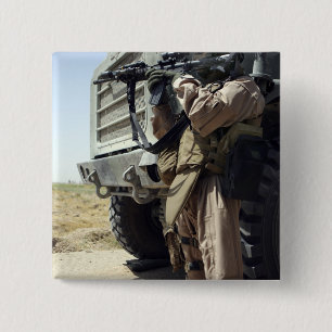 Ein Soldat stellt Sicherheit für Marinesoldaten Button
