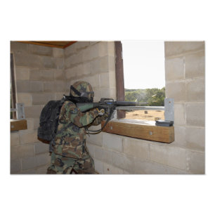 Ein Soldat tritt als eine Oppositionskraft auf Fotodruck